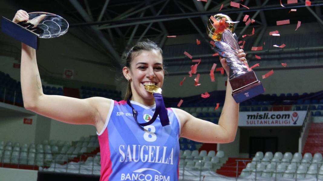 Kupa koleksiyoncusu Fenerbahçe'de: Formasını emekli ettiler 15